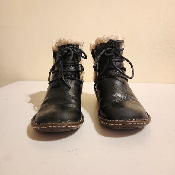 UGG Caspia Women's Sz US 7 Black Leather Ankle Boots Shearling Lined Winter Boot - Picture 3 of 10